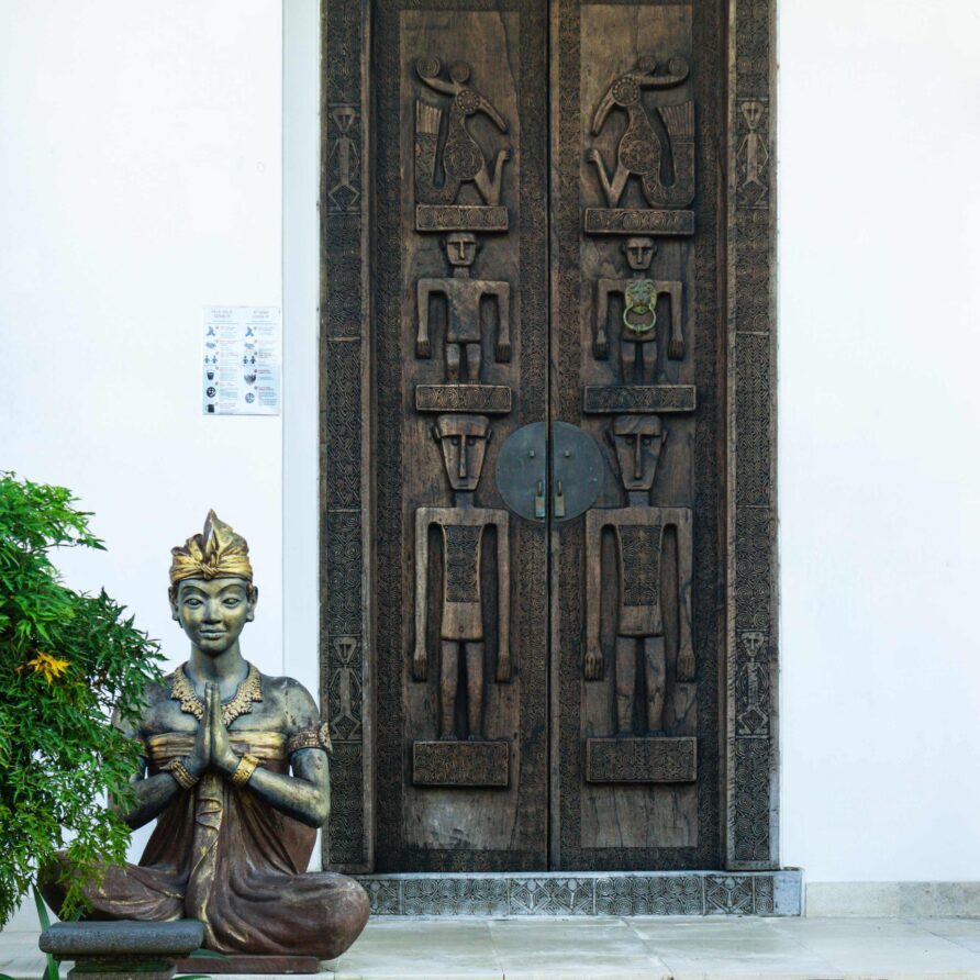 Tri Murti - zDetials